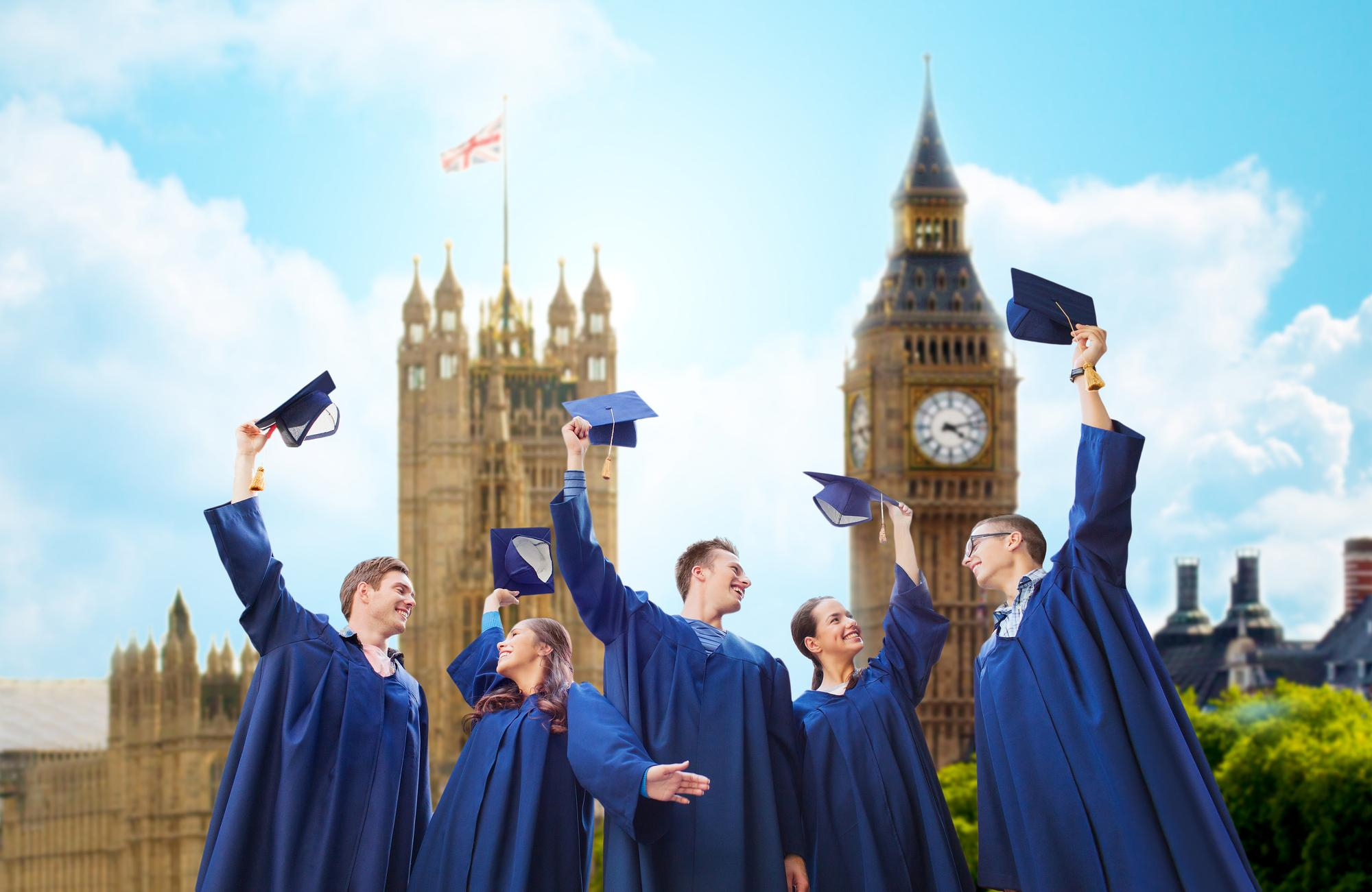 ประเทศน่าเรียนต่อ สหราชอาณาจักร (UK) – ทางเลือกที่ให้ความรู้สึกลักชู ปริญญาโท 1 ปีจบ เหมาะกับคนที่ให้คุณค่ากับเวลา หนึ่งในเหตุผลที่ผู้บริหาร เจ้าของธุรกิจ และคนวัยทำงานจำนวนมากเลือกเรียนต่ออังกฤษ คือหลักสูตรปริญญาโทส่วนใหญ่ใช้เวลาเรียนเพียง 1 ปี เมื่อเทียบกับหลายประเทศที่ต้องใช้เวลา 2 ปี นักศึกษาจะสามารถกลับเข้าสู่การทำงานงานได้เร็วกว่า