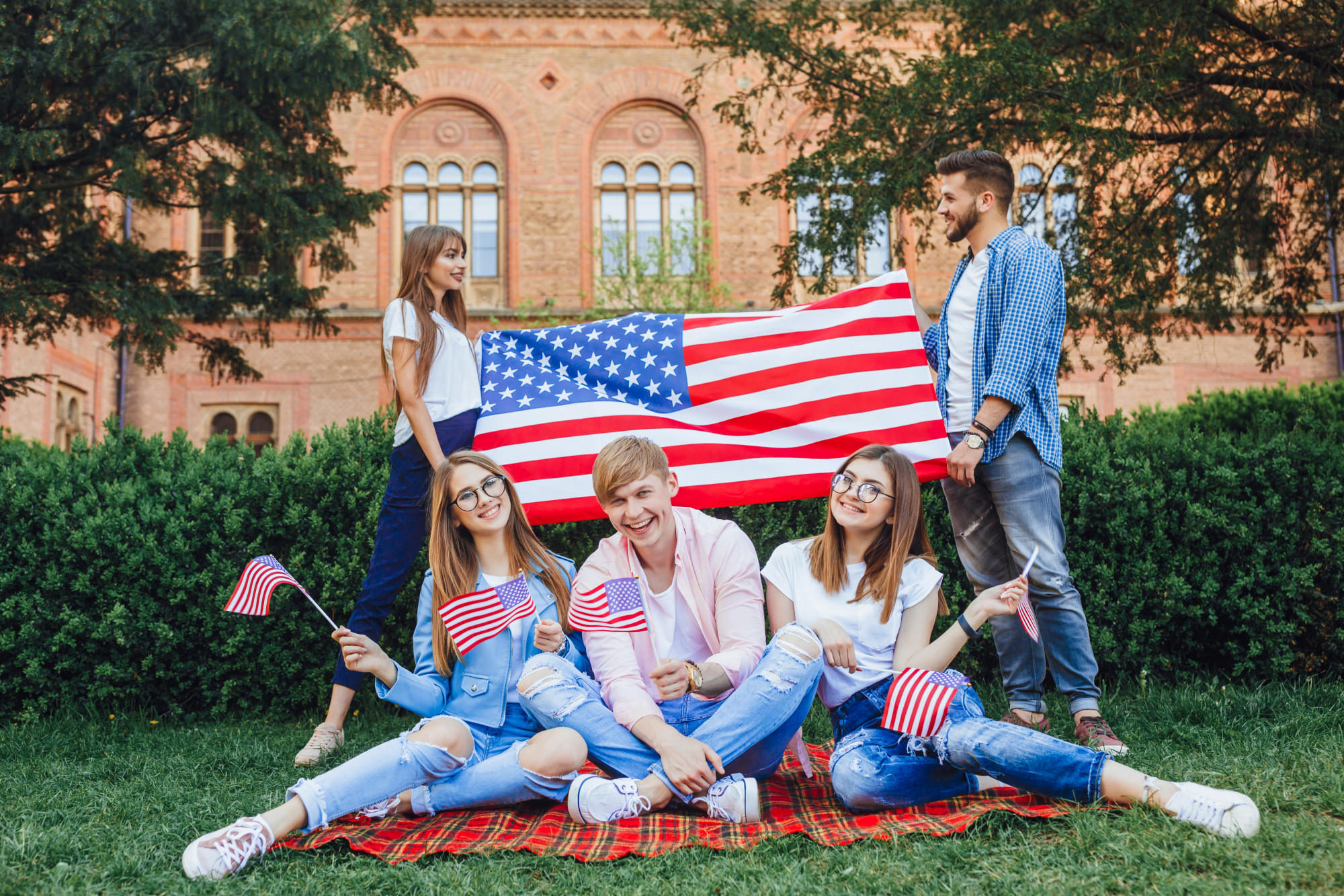 ประเทศน่าเรียนต่อ สหรัฐอเมริกา (USA) – จุดหมายปลายทางของคนที่มีเป้าหมายชัดเจน
แม้ว่าจะมีการแข่งขันจากหลายประเทศในช่วงไม่กี่ปีที่ผ่านมา แต่สหรัฐอเมริกายังคงเป็นหนึ่งใน ประเทศน่าเรียนต่อ ที่ทรงอิทธิพลที่สุดในโลก เหตุผลสำคัญคือ สหรัฐอเมริกาเป็นศูนย์กลางของนวัตกรรม เทคโนโลยี และการวิจัยระดับโลกมหาวิทยาลัยชั้นนำจำนวนมากของโลกตั้งอยู่ที่นี่ และยังมีความเชื่อมโยงกับภาคอุตสาหกรรมอย่างใกล้ชิด ไม่ว่าจะเป็น Silicon Valley, Wall Street, Hollywood หรือบริษัทเทคโนโลยีระดับโลก