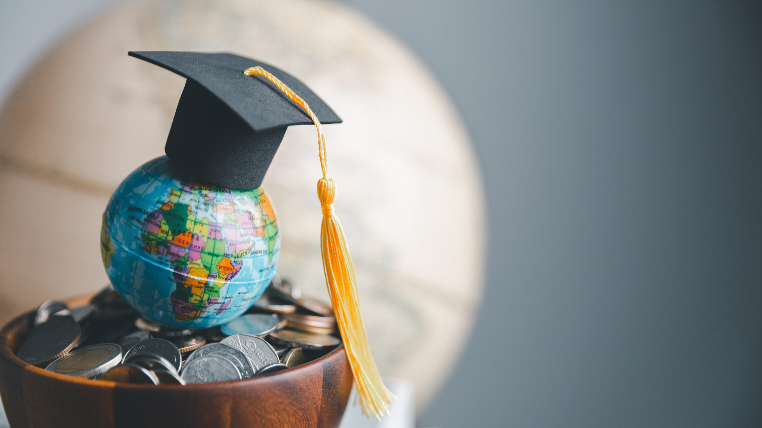 How much does it cost to study abroad? Beyond undergraduate tuition fees, the cost of living—which is typically a recurring monthly expense—is a crucial factor.
Generally, you should budget approximately 400,000 to 800,000 Baht per year, depending on the city, type of accommodation, and the student's lifestyle.